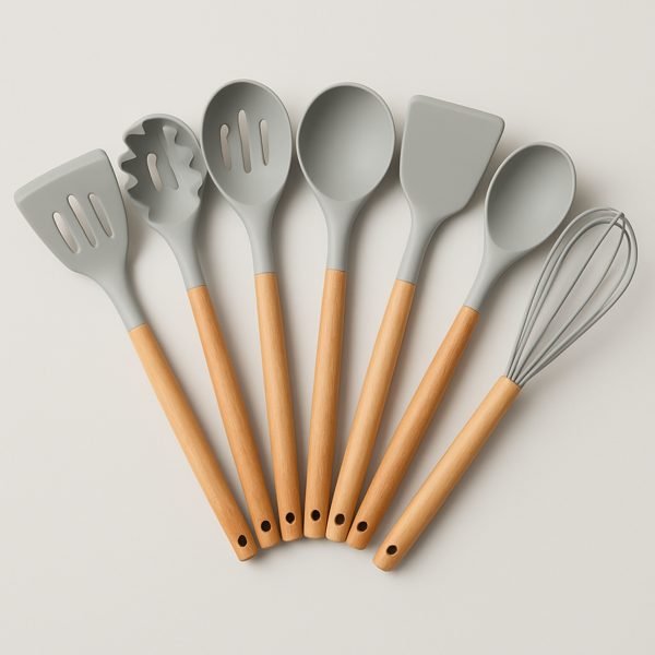 Utensílios de silicone e madeira para panela antiaderente — imagem ilustrativa
